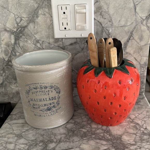 Strawberry Ceramic Planter/ Vase/Decor NWOT - Picture 6 of 7